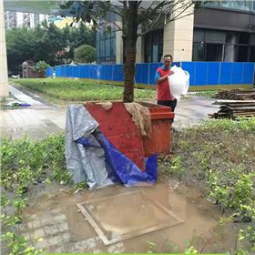 被污水浸泡着的平板形采光器 被污水浸泡着的平板形采光器