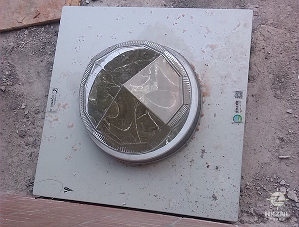 室外钻石形采光罩安装图 室外钻石形采光罩安装图