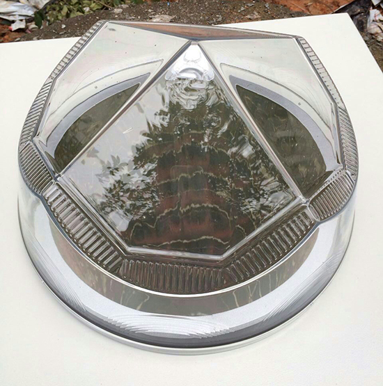 晶莹剔透的钻石形采光罩子 晶莹剔透的钻石形采光罩