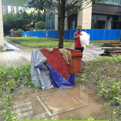 被污水浸泡着的平板形采光器 被污水浸泡着的平板形采光器