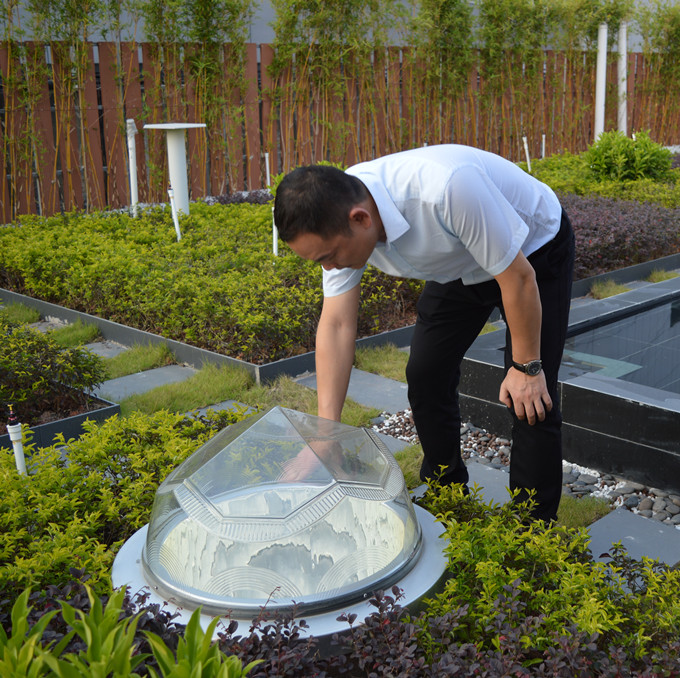 好奇的客户在体验这&ldquo;颗&rdquo;钻石型的导光管采光系统